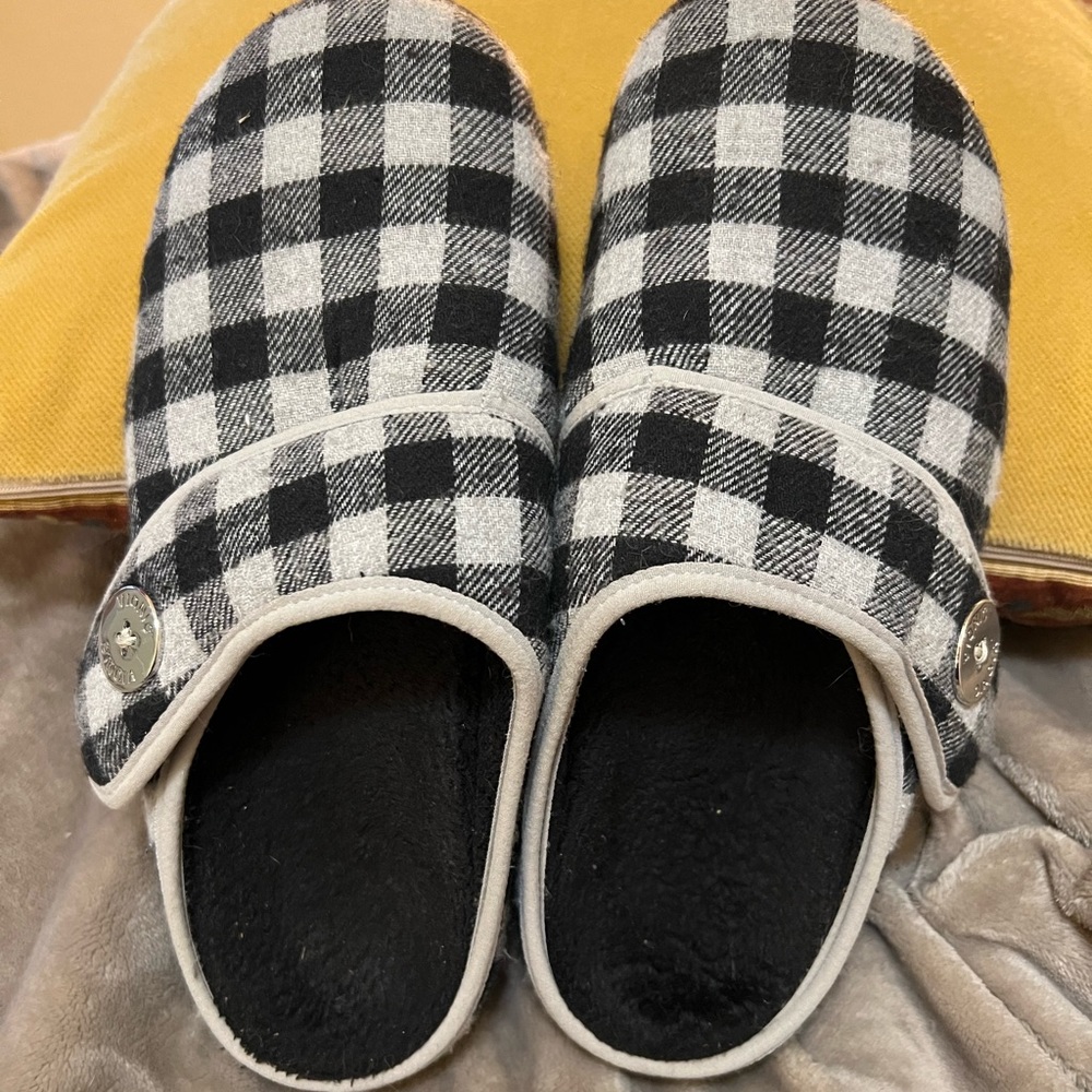 Vionic Sadie sz 9 black/gray flannel slippers
